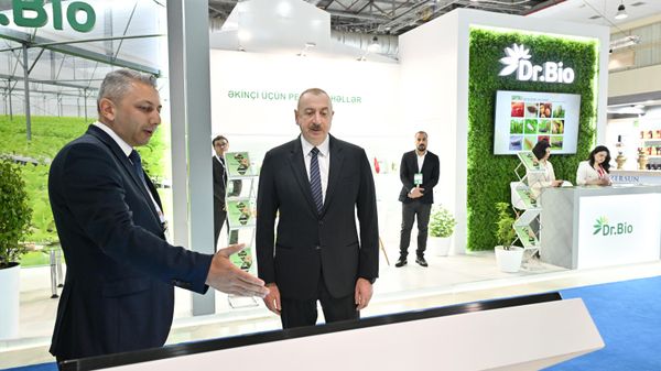 Президент Ильхам Алиев ознакомился с выставками InterFood Azerbaijan и Caspian Agro - Sputnik Азербайджан