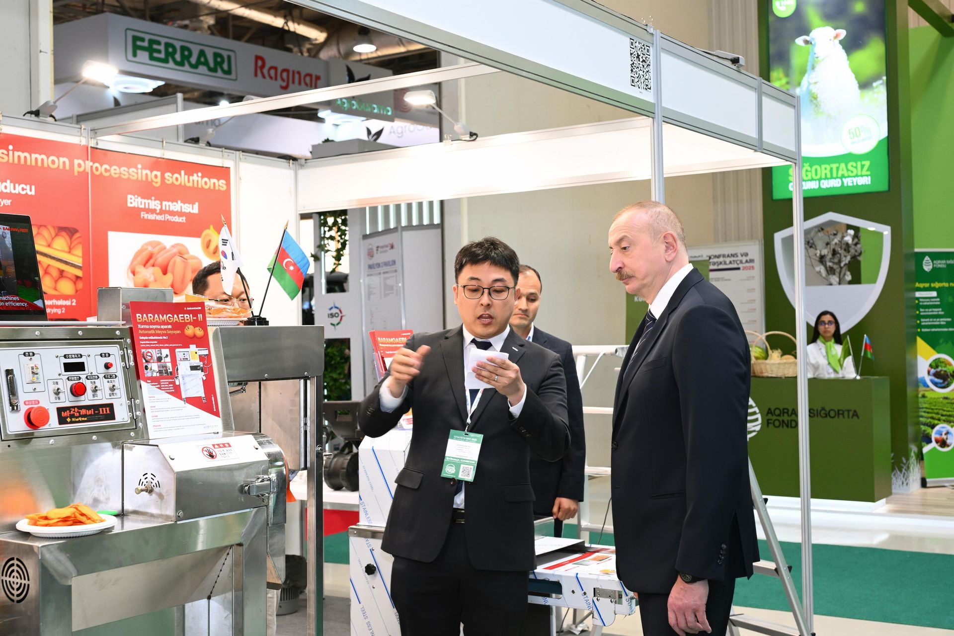 Президент Ильхам Алиев ознакомился с выставками InterFood Azerbaijan и Caspian Agro - Sputnik Азербайджан, 1920, 13.05.2025
