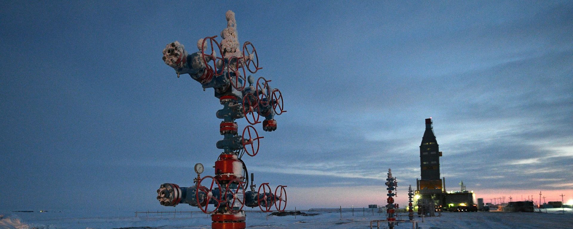 Фонтанная арматура на Салмановском (Утреннее) нефтегазоконденсатном месторождении, фото из архива - Sputnik Азербайджан, 1920, 23.05.2025
