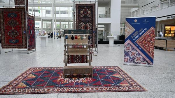 Церемония открытия новой выставки ковров ОАО «Азерхалча» «Великолепие азербайджанских ковров: обучение через искусство» в административном центре Нидерландов - Гааге в Atrium City Hall  - Sputnik Азербайджан