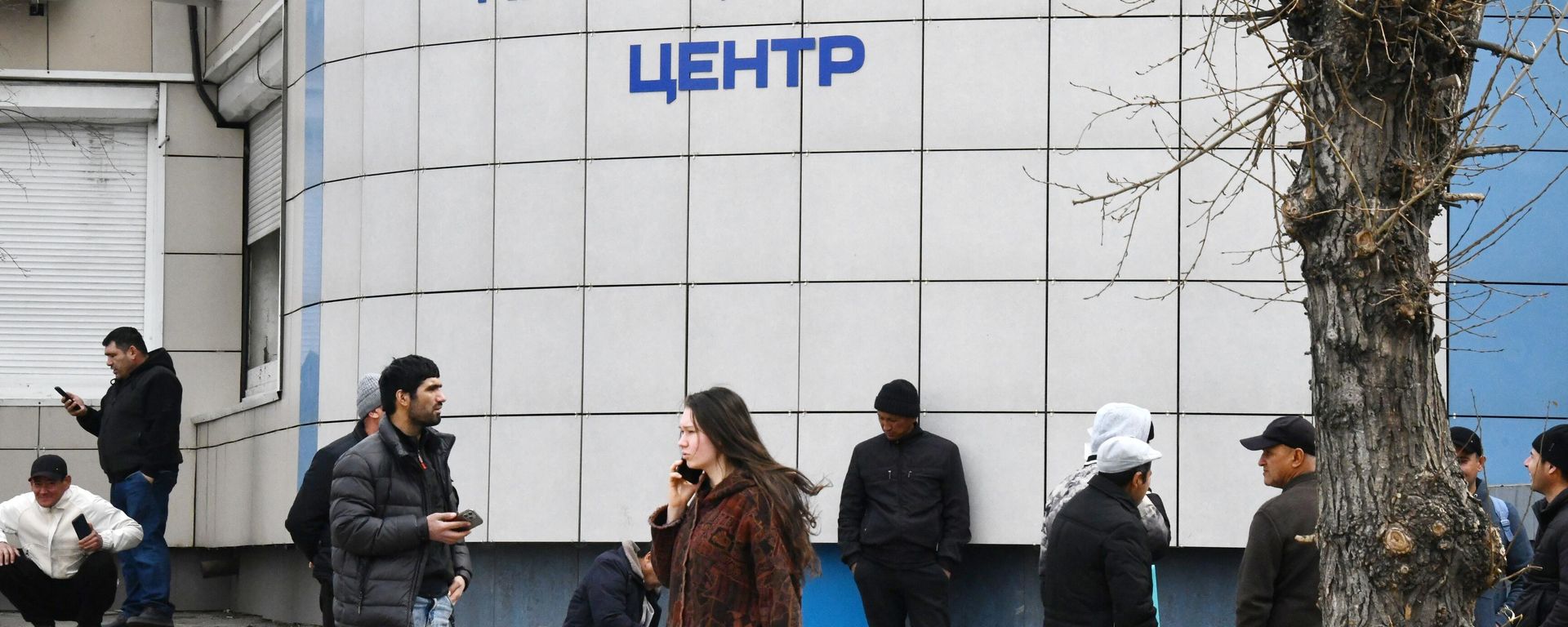 Иностранные граждане возле многофункционального миграционного центра - Sputnik Азербайджан, 1920, 28.09.2026
