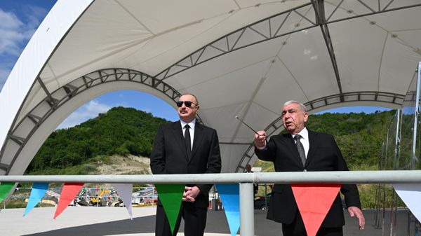 Президент Ильхам Алиев ознакомился с работами, проводимыми на участке Муганлы-Исмаиллы-Габала автомобильной дороги Баку-Габала - Sputnik Азербайджан