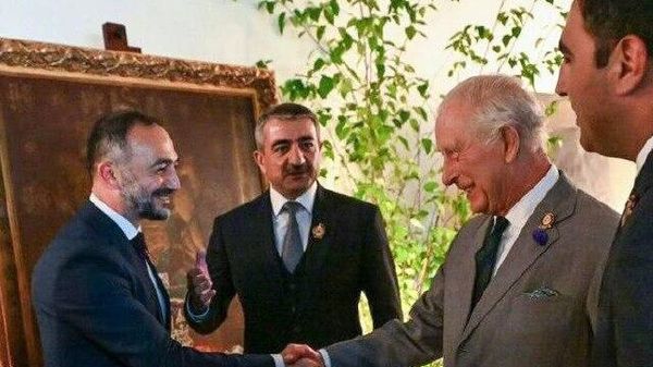 Азербайджанский художник Эльнур Махмудов подарил королю Великобритании Карлу III одну из своих картин, которую создал лично для него. - Sputnik Азербайджан