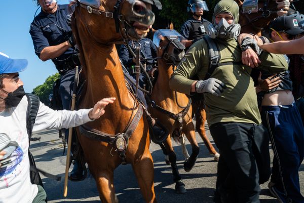Столкновение полиции с протестующими против иммиграционных рейдов в Лос-Анджелесе. - Sputnik Азербайджан