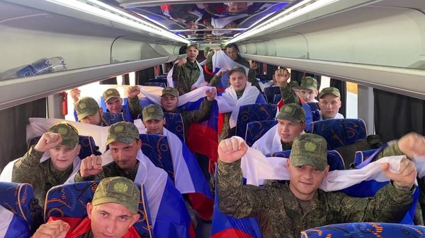 Военнослужащие Вооруженных Сил РФ, вернувшиеся из украинского плена - Sputnik Азербайджан