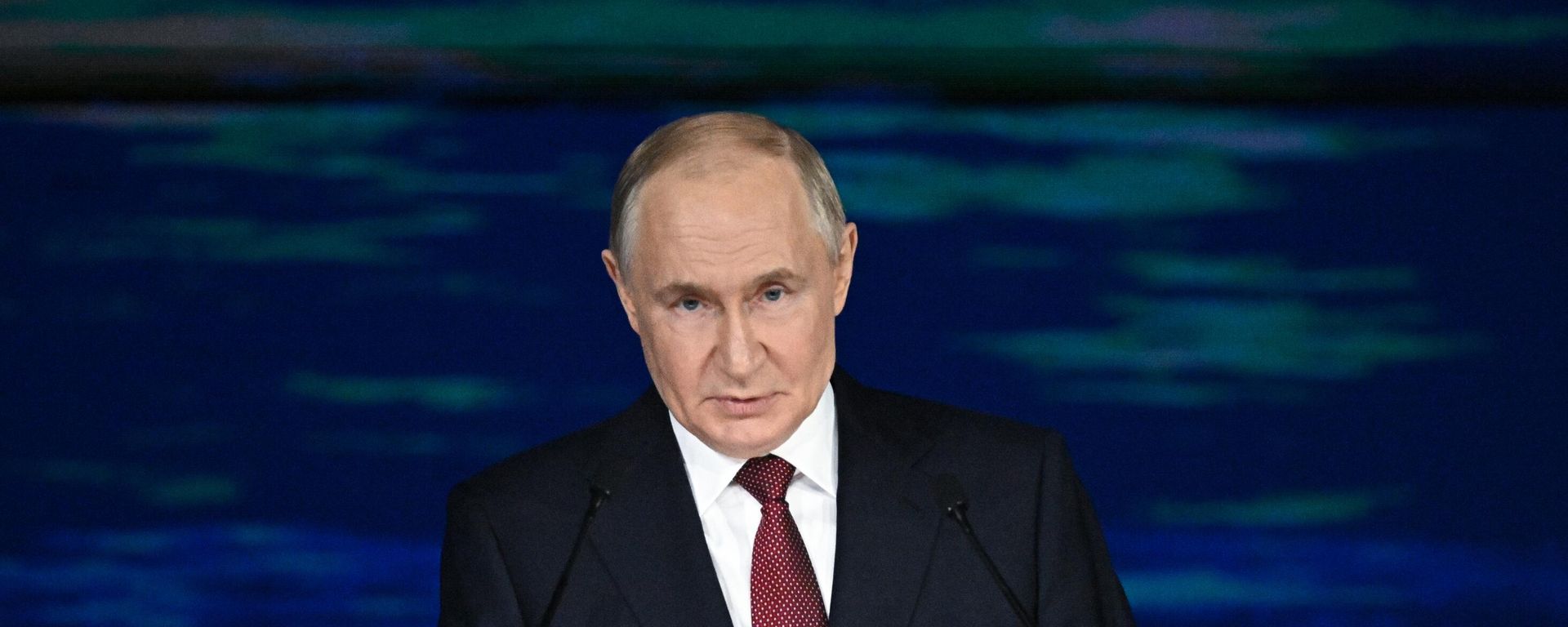 Президент РФ Владимир Путин на пленарном заседании XXVIII Петербургского международного экономического форума - Sputnik Азербайджан, 1920, 23.06.2026