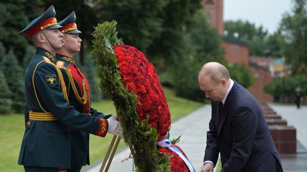  Президент РФ Владимир Путин возлагает венок к Могиле Неизвестного Солдата у Кремлевской стены на церемонии в День памяти и скорби - Sputnik Азербайджан