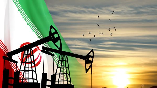 Нефтяная качалка на фоне флага Ирана - Sputnik Азербайджан