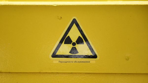 Знак радиационной опасности  - Sputnik Азербайджан