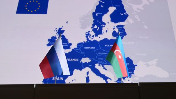 Государственные флаги России и Азербайджана. - Sputnik Азербайджан
