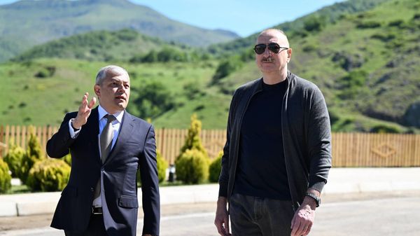 Президент Азербайджана Ильхам Алиев провел встречу с жителями села Бёюк Галадереси Шушинского района Президент Азербайджана Ильхам Алиев провел встречу с жителями села Бёюк Галадереси Шушинского района - Sputnik Азербайджан