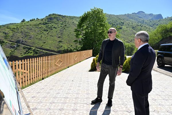 Президент Азербайджана Ильхам Алиев провел встречу с жителями села Бёюк Галадереси Шушинского района - Sputnik Азербайджан
