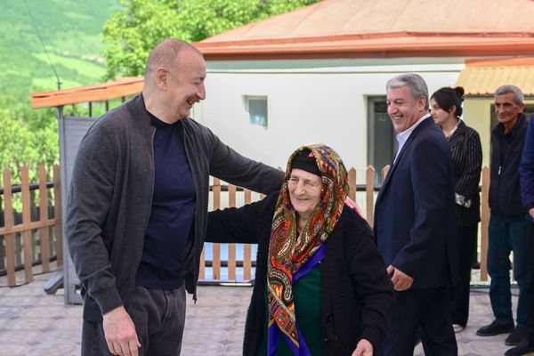Президент Азербайджана Ильхам Алиев провел встречу с жителями села Бёюк Галадереси Шушинского района - Sputnik Азербайджан