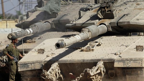 Израильский солдат стоит рядом с танком - Sputnik Азербайджан