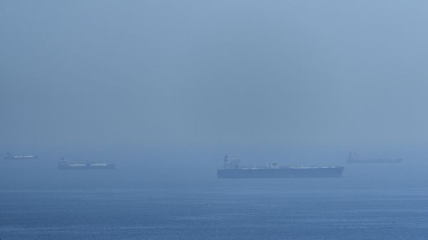 Танкеры и газовозы на якоре в Ормузском проливе - Sputnik Азербайджан