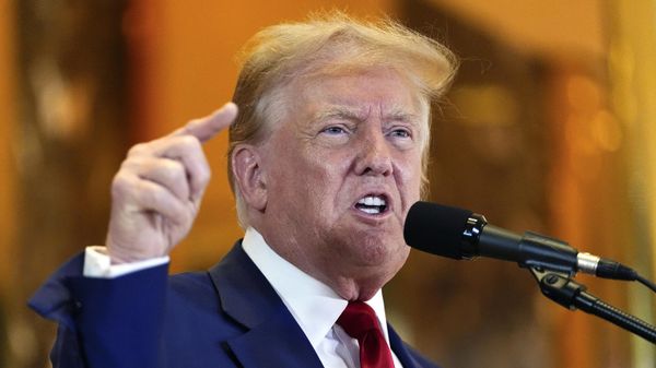 Бывший президент Дональд Трамп выступает на пресс-конференции в Trump Tower - Sputnik Азербайджан