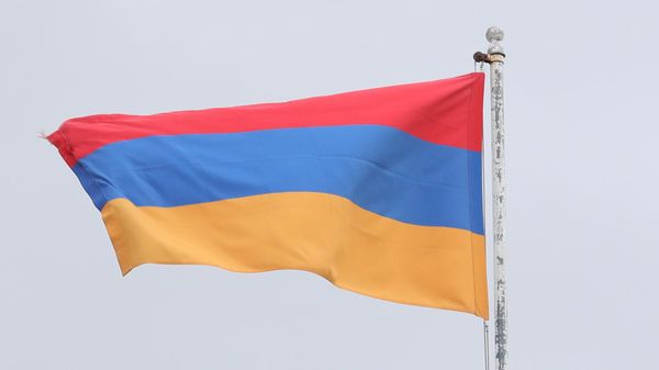 Государственный флаг Армении на здании посольства Армении в Москве - Sputnik Азербайджан