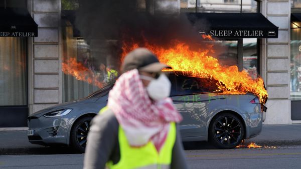 Автомобиль сгорел во время демонстрации No G7 в преддверии саммита G7 в Женеве, Швейцария - Sputnik Азербайджан