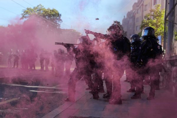 Полиция принимает меры во время протестов. - Sputnik Азербайджан
