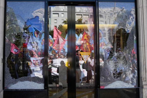 Отражение протестующих в разбитом окне. - Sputnik Азербайджан