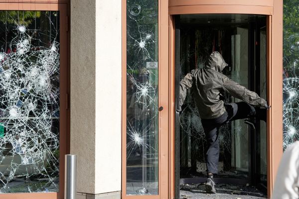Протестующий пинает окно. - Sputnik Азербайджан