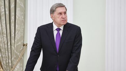 Помощник президента РФ Юрий Ушаков перед началом встречи президента РФ и министра иностранных дел КНДР (4 ноября 2024). Москвa