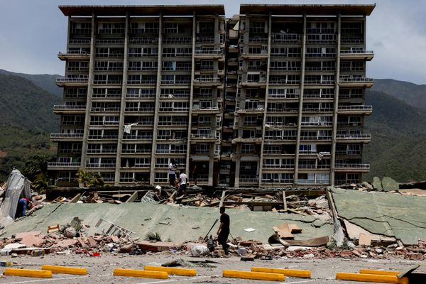 Люди осматривают обломки рухнувшего здания в Ла-Гуайре. - Sputnik Азербайджан