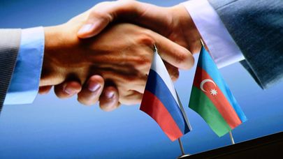 Государственные флаги России и Азербайджана.