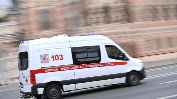 Машина скорой помощи на одной из улиц Москвы - Sputnik Азербайджан