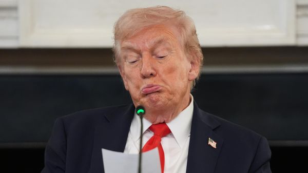 Президент США Дональд Трамп читает записку, переданную ему госсекретарем Марко Рубио во время круглого стола по борьбе с экстремизмом, в государственной столовой Белого дома - Sputnik Азербайджан