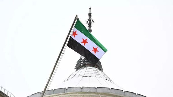 Флаг Сирии на здании посольства в Москве. - Sputnik Азербайджан