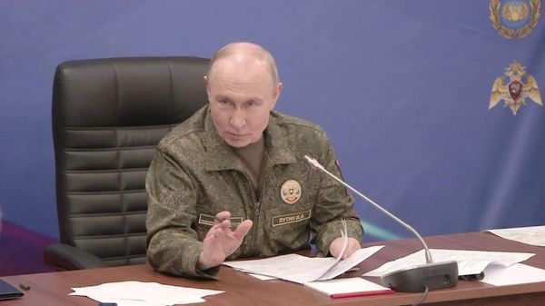 Президент РФ Владимир Путин на совещании с военными. - Sputnik Азербайджан
