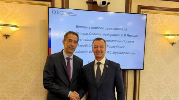 Посол Азербайджана в России Рахмана Мустафаева и первый заместитель председателя Совета Федерации Федерального Собрания России Андрей Яцкин. - Sputnik Азербайджан