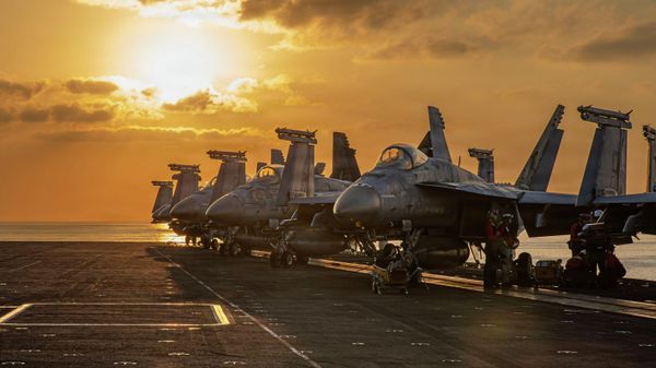 Самолеты на полетной палубе авианосца USS Abraham Lincoln, участвующие в боевых действиях в Иране - Sputnik Азербайджан