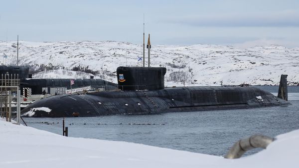 Атомная подводная лодка К-535 Юрий Долгорукий на причале в Гаджиево - Sputnik Азербайджан