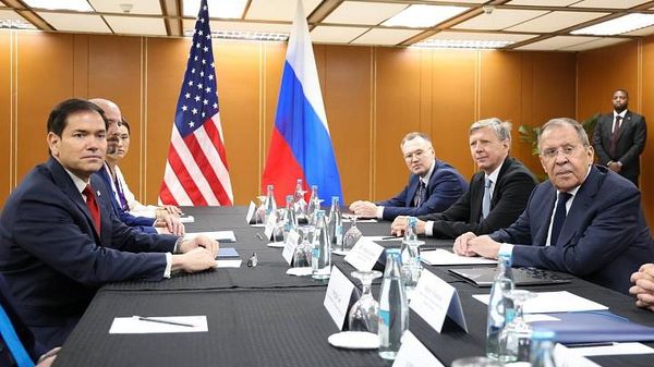Кадры встречи главы МИД РФ Сергея Лаврова с госсекретарем США Марко Рубио на полях АСЕАН. - Sputnik Азербайджан