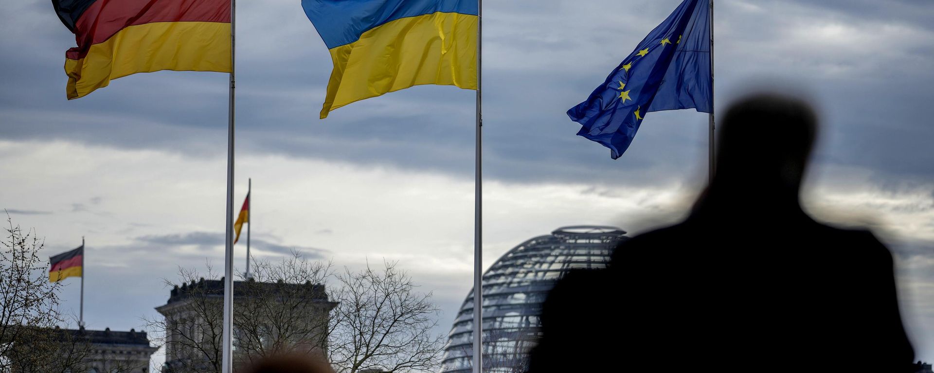 Флаги Германии, Украины и ЕС в Берлине - Sputnik Азербайджан, 1920, 01.10.2026