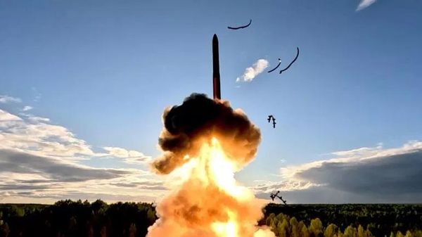 С космодрома Плесецк успешно запустили твердотопливную межконтинентальную ракету - Sputnik Азербайджан
