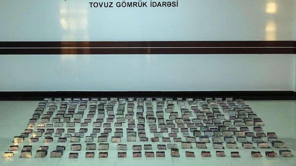 Крупную партию контрабандных лекарств нашли в тайнике грузовика на границе Азербайджана - Sputnik Азербайджан