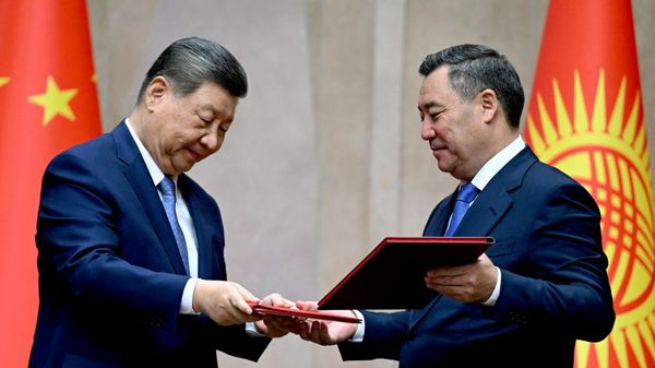  Президент Кыргызстана Садыр Жапаров и председатель КНР Си Цзиньпинь - Sputnik Азербайджан