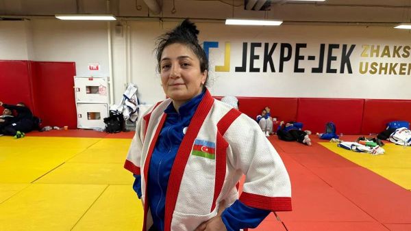 Гёзаль Зутова, которая завоевал две золотые медали по борьбе на поясах в Бишкеке - Sputnik Азербайджан
