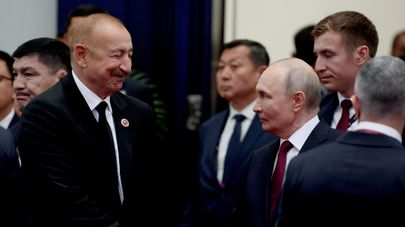  Президент РФ Владимир Путин и президент Азербайджана Ильхам Алиев перед началом заседания в формате "ШОС плюс" в Бишкеке
