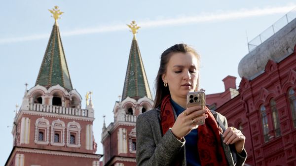 Девушка во время прогулки в Москве - Sputnik Азербайджан