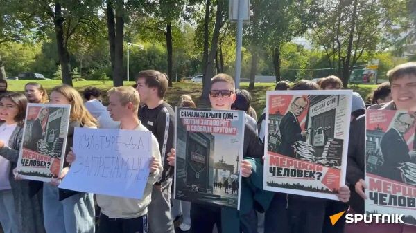 Акция против закрытия Русского дома в Берлине - Sputnik Азербайджан