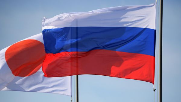 Прилет премьер-министра Японии Синдзо Абэ в Санкт-Петербург - Sputnik Азербайджан