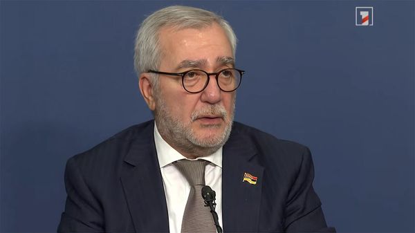 Председатель Постоянной комиссии по вопросам обороны и безопасности Андраник Кочарян отвечает на вопросы журналистов в прямом эфире Первого новостного канала (25 ноября 2025). Еревaн - Sputnik Азербайджан
