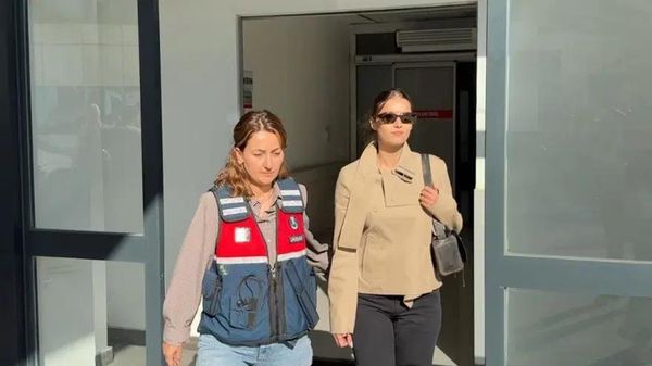 Актриса Афра Сарачоглу была задержана в аэропорту Стамбула по возвращении из-за границы в рамках расследования дела о наркотиках, направленного против знаменитостей. - Sputnik Азербайджан
