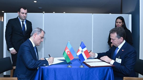 Встреча министра иностранных дел Азербайджана Джейхуна Байрамова с главой МИД Доминиканской Республики Ито Бисоно на полях 81-й сессии Генеральной Ассамблеи ООН - Sputnik Азербайджан
