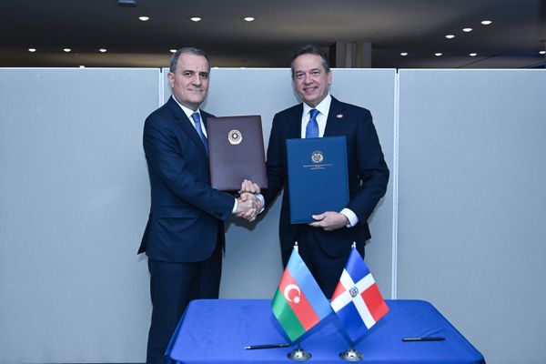 Встреча министра иностранных дел Азербайджана Джейхуна Байрамова с главой МИД Доминиканской Республики Ито Бисоно на полях 81-й сессии Генеральной Ассамблеи ООН - Sputnik Азербайджан