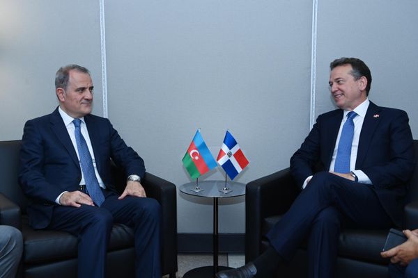 Встреча министра иностранных дел Азербайджана Джейхуна Байрамова с главой МИД Доминиканской Республики Ито Бисоно на полях 81-й сессии Генеральной Ассамблеи ООН - Sputnik Азербайджан